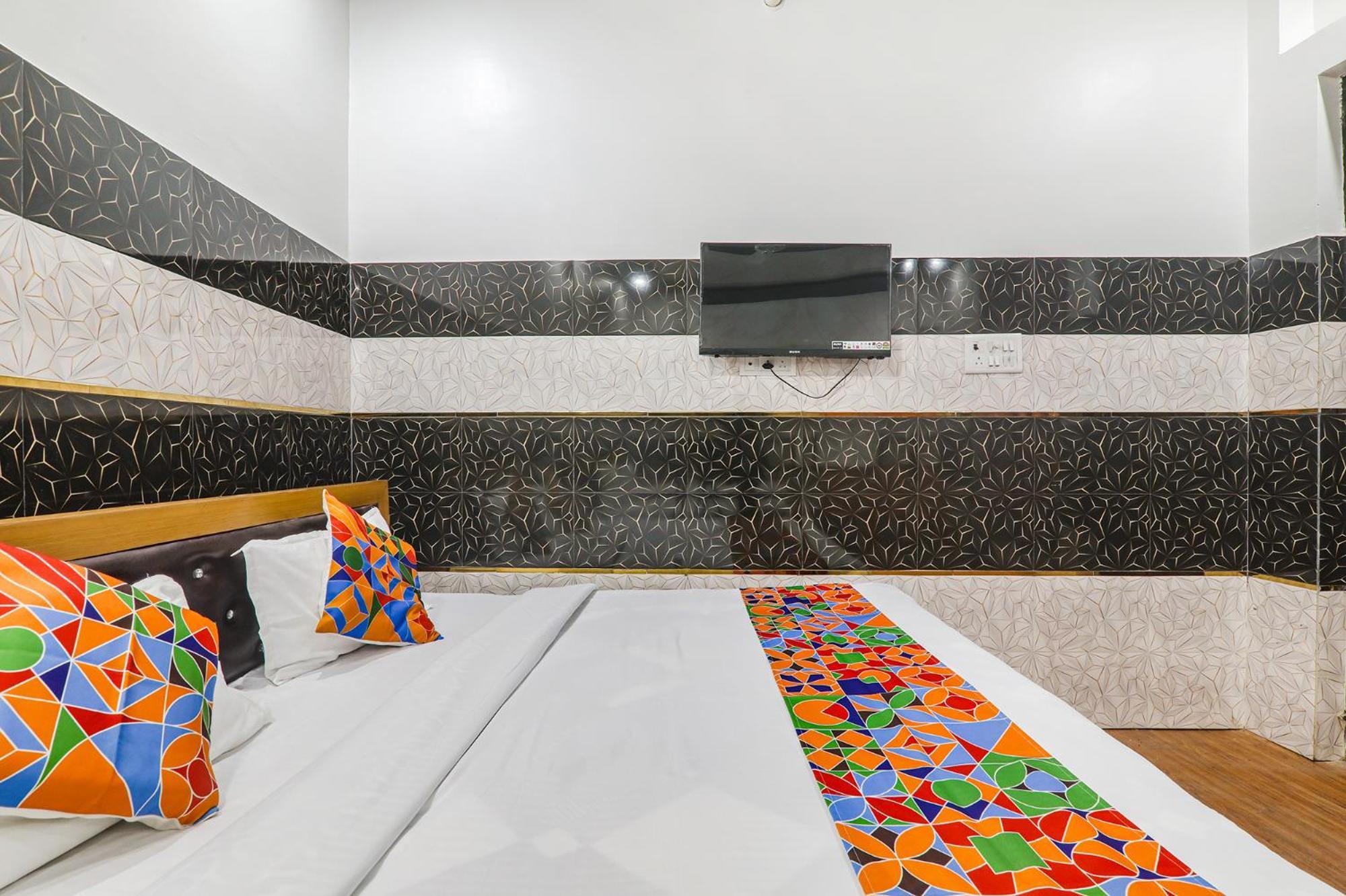 Fabexpress Milan Palace Ayodhya Esterno foto