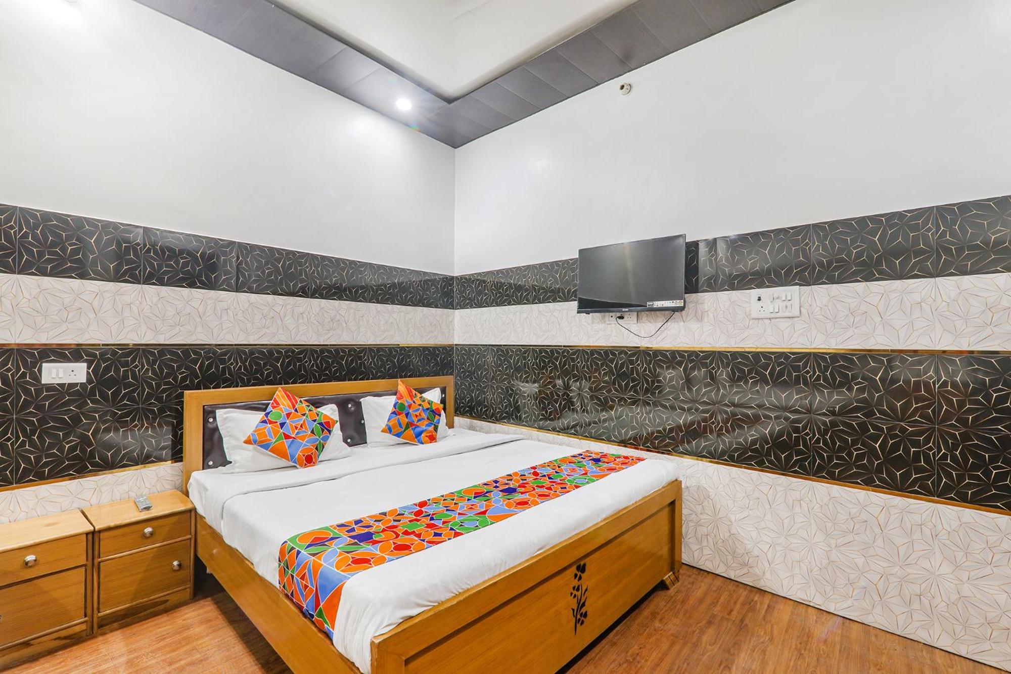 Fabexpress Milan Palace Ayodhya Esterno foto