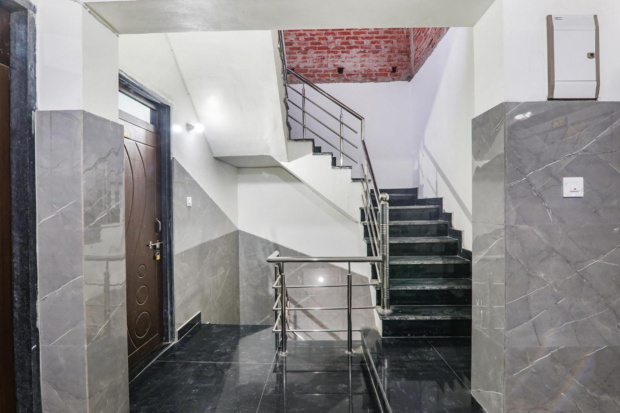 Fabexpress Milan Palace Ayodhya Esterno foto
